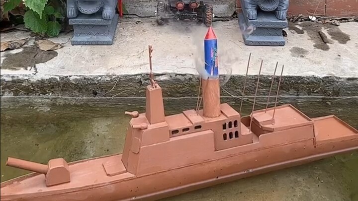 مسرح الطين الصغير - إطلاق سفينة حربية من الطين