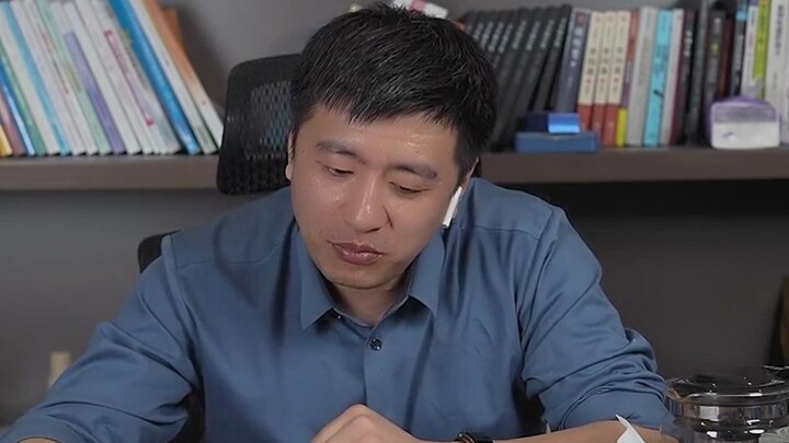 Seorang guru SMP yang sangat kelelahan suatu hari tiba-tiba tersadar, tidak ingin lagi menjalani keh