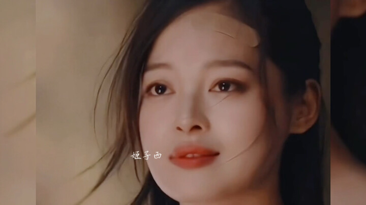 Cuối cùng thì cũng biết lý do 13 năm trước Địch Lệ Nhiệt Ba vừa nhắn tin riêng vừa vào bình luận rồi