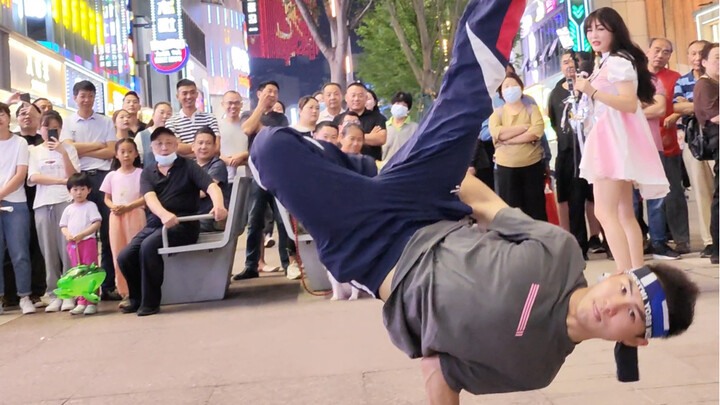 เต้นกลางถนน! หนุ่มซื่อโชว์สเต็ปแดนซ์สตรีท!