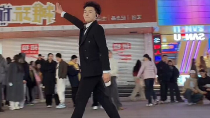 ถ้าไม่เต้นท่าเดินอยู่กับที่ แล้วการเต้นจริงจังจะยังมีคนดูอยู่ไหมนะ?