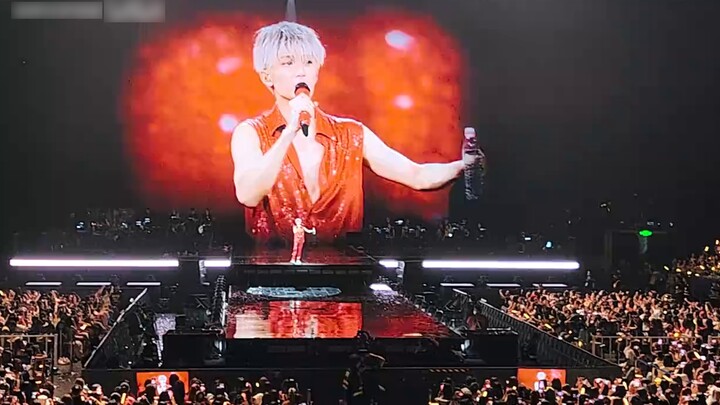 The ceiling-level Tan Jianci concert, a panoramic shot of the center area of the second-floor stands