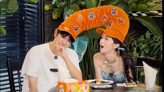 [Zhou Ye feeds Ao Ziyi] Laughing! Are you two brains working together? Two stupid puppies! City hide