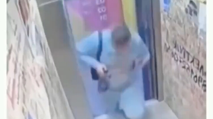 [Heart-Stopping Moment] Elevator Suddenly Starts Moving Up—Person Nearly Gets Crushed!