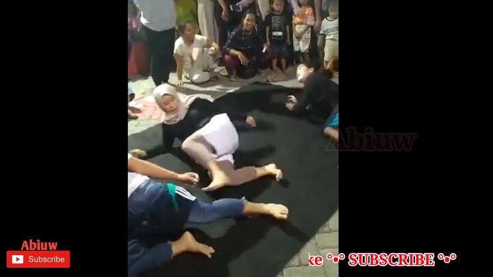 TAHAN TAWA LOMBA CEWEK CANTIK