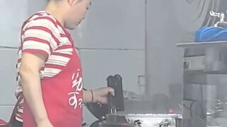 南方小伙被北方面食惊到！男子：12元一个小碗的量，顶一家人午餐