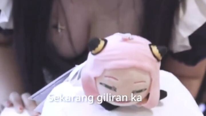 Hola minnasan~ Siapa nih yang hobinya ngedance, nyanyi, dan cosplay kayak aku Da