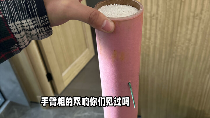 Di rumah tua keluarga, ditemukan sebuah petasan 80 lontaran sebesar lengan orang dewasa.