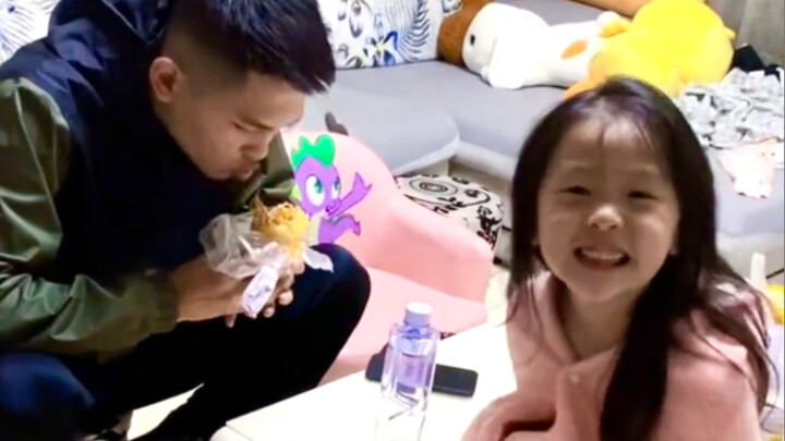 เหมือนย้อนกลับไปเมื่อหลายปีก่อนเลย พอพี่ชายกลับถึงบ้าน น้องสาวก็มาขอของกินจากพี่ ทีเดียวกลายเป็น “ร้