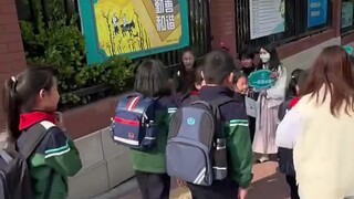 Lainnya: Hei, ibu ini sangat baik, dia masih punya waktu untuk menjemput anak-anak setelah menikah