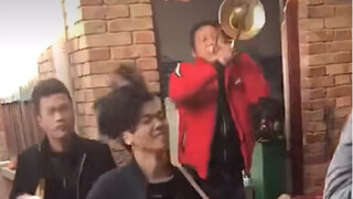 万恶之源的打鼓小伙原视频