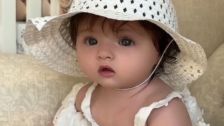 This super-cute baby just had to be shared with you all~