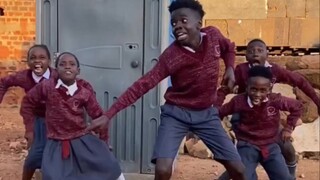 Anak-anak dari panti asuhan Uganda membawakan lagu "Smooth Criminal" milik Michael Jackson dengan ir