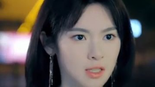 เจ้าตัวน้อยแสนสวยมาที่ป้ายรถเมล์เพื่อมารับพ่อกลับบ้าน