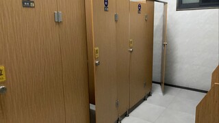 إذا لم تقم بسحب السيفون الخاص بالمرحاض، فسوف أقوم بتعيين شخص ما لكي يتبرز أمام بابك.