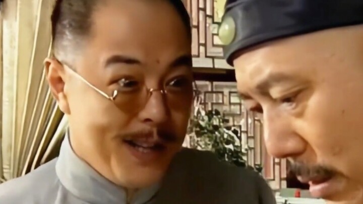 Khi người đàn ông cúi xuống, anh bỗng phát hiện ra chiếc bát trên kệ hóa ra chính là món “mãng xà úp