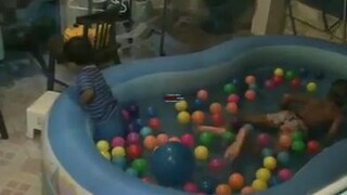 รีวิวของเล่น น้องพีเจเล่นสระว่ายน้ำกับน้องภูมิ ที่บ้าน | PlayTV