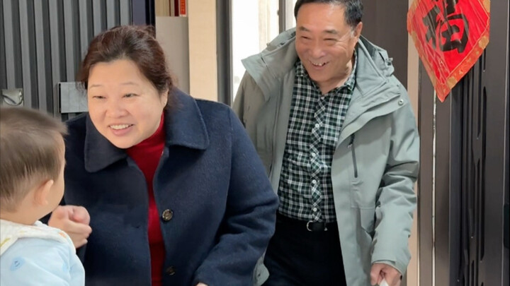 The in-laws are here to watch the baby take their very first bite of solid food!