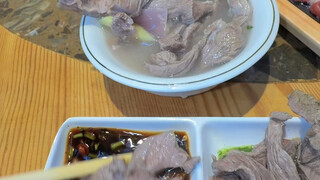 Cara makan yang luar biasa dengan domba rebus es khas Mongolia Dalam dipadukan dengan siomay, sunggu