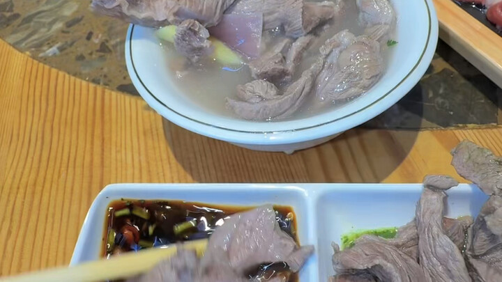 Cara makan yang luar biasa dengan domba rebus es khas Mongolia Dalam dipadukan dengan siomay, sunggu