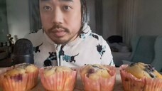 ASMR EATING BLUEBERRY CUPCAKES (NO TALKING)
