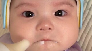 宝宝：我绝对不能哭，一哭她就会把奶瓶塞我嘴里了