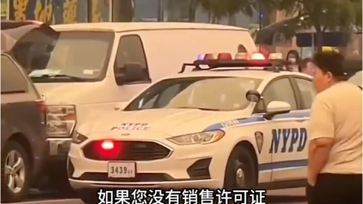 Xe cảnh sát ở khu phố Tàu New York cảnh báo bằng tiếng Trung
