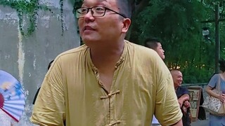 غالبًا ما تظهر في البلدة الصغيرة الواقعة على الحدود بين مقاطعتين العديد من الأشخاص الرائعين.