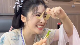 Baik di dalam maupun di luar drama, Dongfang Qinlan "Shen Yue" suka makan makanan dan CP
