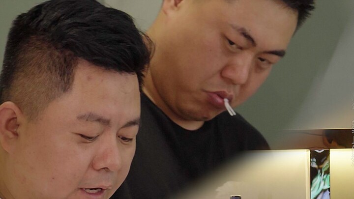 كيف تُجبر صديقك "البخيل" على إنفاق المال؟