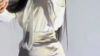 Nhìn cô gái kìa