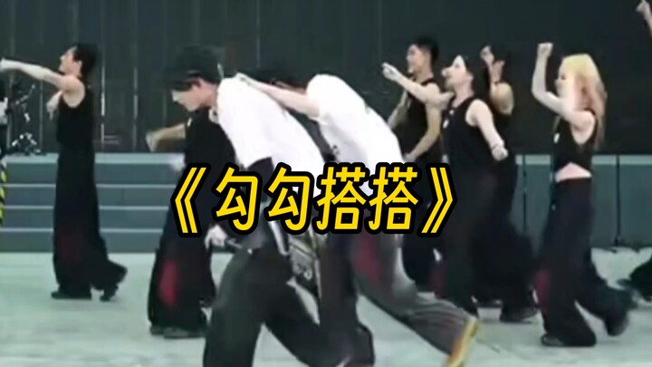 I don’t know about the others, but these two are really dancing their hearts out!