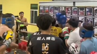 كم شخصاً عادياً يمكن لملاكم محترف أن يضربه؟