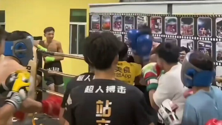 一个职业拳手能打几个普通人？