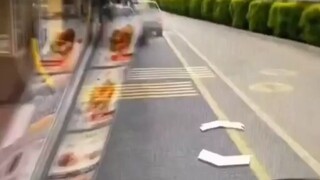 谷歌地图的工作人员在拍摄的过程中买麦当劳