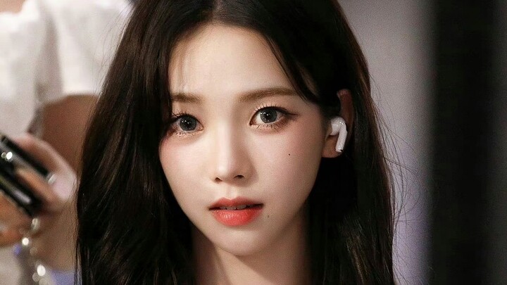 Kakak perempuan saya nggak baper, makasih. Dia cewek kecil yang tulus—sebelum debut dia cuma ngomong