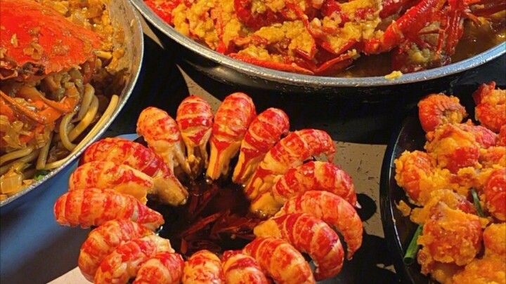 “Đi ra ngoài kiếm sống, kiểu gì cũng phải béo lên! Vào đây ăn chút đi.”