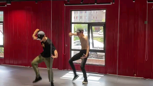 หยางฮ่าวหมิงสุดยอดจริงๆ หัวเล็ก ไหล่กว้าง เอวบาง ขายาวเรียวยาว เสียงแหบเสน่ห์สุดๆ