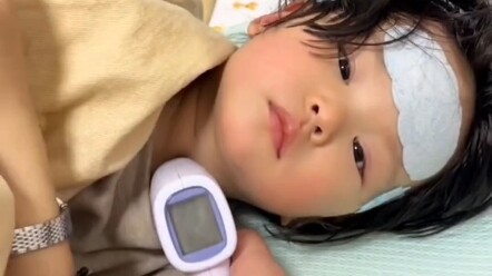 هذا الطفل جاء لرد الجميل، لا تؤذيها الآلام بعد الآن، إنها لطيفة جدًا وعاقلة جدًا...