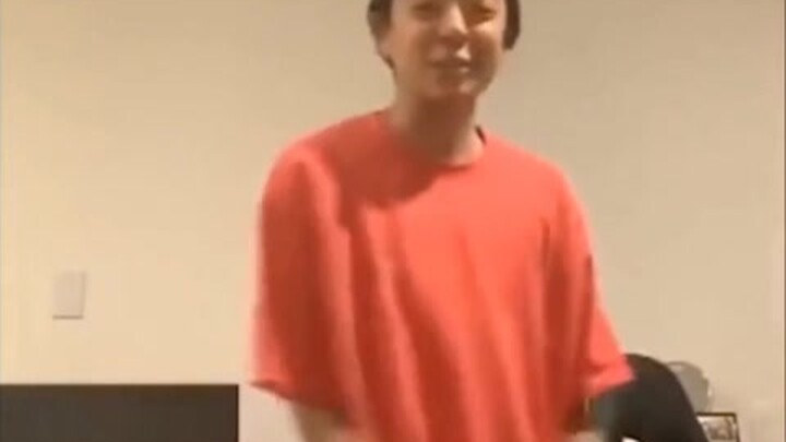 amber刘逸云时隔多年重跳fx函数的舞，堂堂原唱在线扒舞，这手脚咋就不听使唤呢哈哈哈！