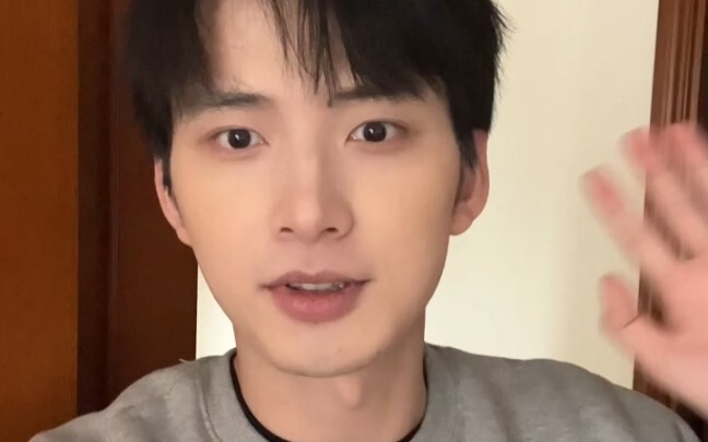 Con gái thì cứ để cho cô ấy vui vẻ là được rồi