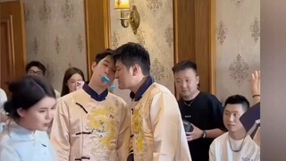 伴郎团接亲玩勺子接面粉游戏，居然没有一个掉链子的