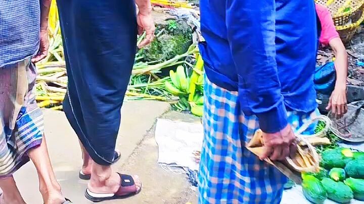 আমাদের গ্রামের আমিরহাট বাজার অনেক পুরোনো একটা বাজার