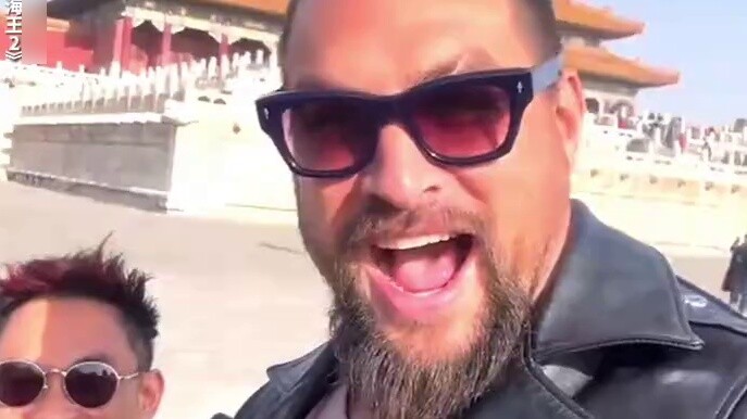 Aquaman kembali ke Tiongkok setelah lima tahun, James Wan dan Jason Momoa mengunjungi Kota Terlarang