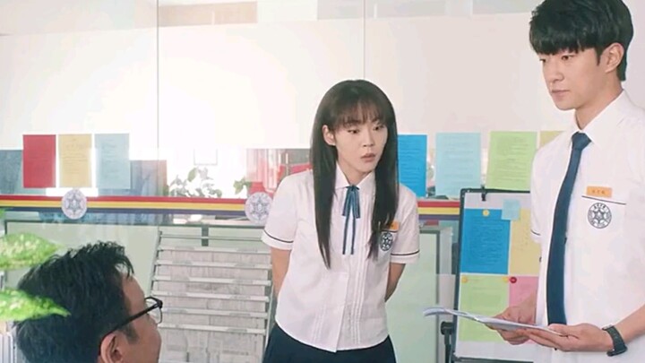 فتاة تتسلّل عبر الزمن إلى ما قبل عشر سنوات لتشارك في امتحان القبول الجامعي وتحقق نجاحًا باهرًا.