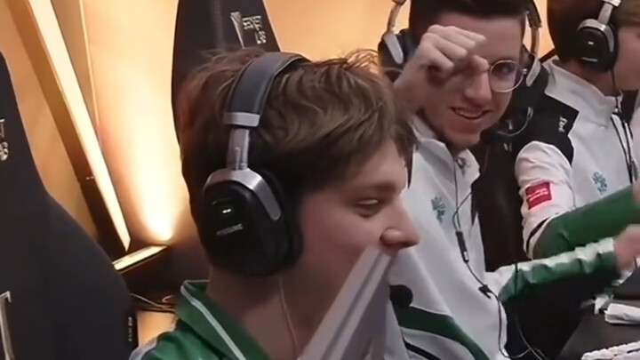 Căng nhất là anh K3, cứ mỗi lần định đập tay với bé con thì đôi khi bé lại phớt lờ luôn, toàn đập ta