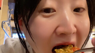 Seberapa seriusnya orang Jepang dalam mendorongmu untuk menghabiskan kari tonkatsu-mu