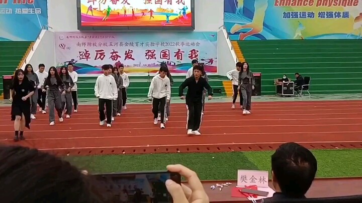别让我太尴尬（黑色衬衫领舞本人）