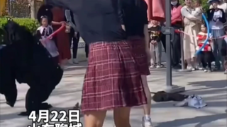 山东男大惊现搞笑瞬间 “爱你”拽裤子翻拍火出圈了！！