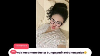 cewek kacamata daster bunga putih rebahan pulen🤤